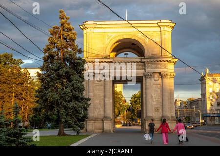 Stefan cel Mare Avenue and Arch of Triumph, Chisinau, Moldova, Europe Stock Photo