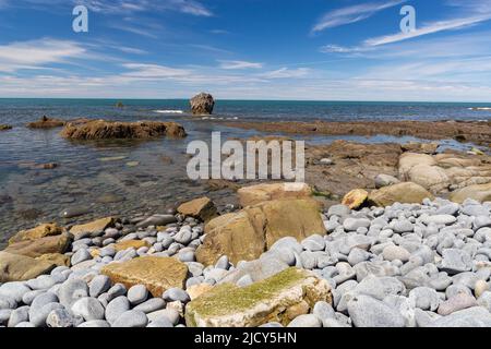 Scenic Sea View of Greencliff Beach, With, Pebbles, Exposed Rocks, Rock Pools and Sea View Towards Lundy Island at Low Tide: Greencliff, Stock Photo