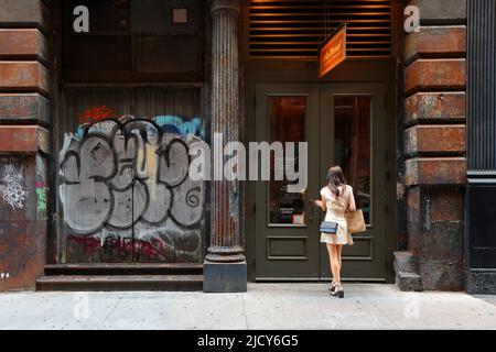 Au Cheval, 33 Cortlandt Alley, New York, NYC storefront photo of a steakhouse restaurant in the Chinatown, Tribeca neighborhood of Manhattan. Stock Photo