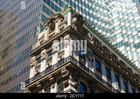 452 Fifth Avenue, Beaux-Arts and Modern Tower contrasting architecture, New York City, USA  2022 Stock Photo