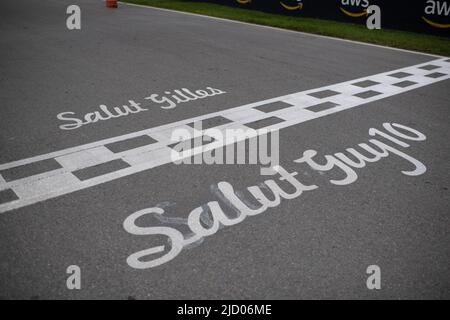 Circuit atmosphere - Salut Gilles, in memory of Gilles Villeneuve, and Salut Guy10 in memory of Guy Lafleur, Montreal Canadiens Ice Hockey Legend, on the start / finish straight. 16.06.2022. Formula 1 World Championship, Rd 9, Canadian Grand Prix, Montreal, Canada, Preparation Day.  Photo credit should read: XPB/Press Association Images. Stock Photo