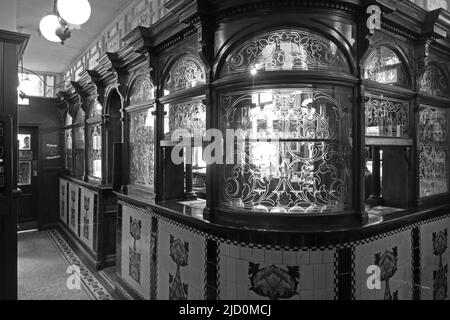 Classic Liverpool pub central bar area,  The Lion Tavern, 67 Moorfields, Liverpool, Merseyside, England, UK, L2 2BP - Monochrome Stock Photo