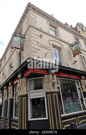 Classic Liverpool pub corner,  The Lion Tavern, 67 Moorfields, Liverpool, Merseyside, England, UK, L2 2BP Stock Photo