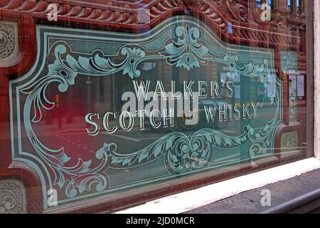 Classic Liverpool pub etched windows - Walkers Scotch Whisky,  The Lion Tavern, 67 Moorfields, Liverpool, Merseyside, England, UK, L2 2BP Stock Photo