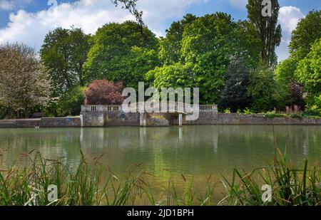 Famous stone Georgian bridge at Iffley lock on river Thames, Oxford Stock Photo