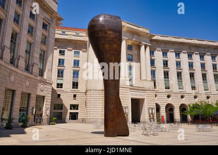 Ronald Reagan Building and International Trade Center in Washington, D.C., USA. Bearing Witness sculpture by Martin Puryear at Woodrow Wilson Plaza. Stock Photo