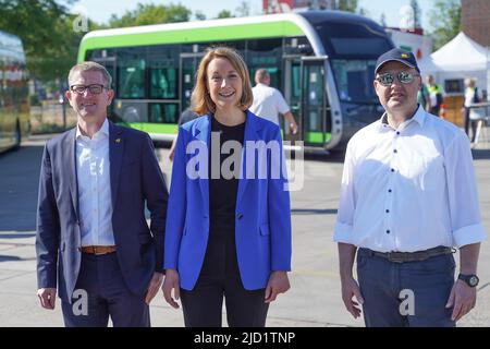 Berlin, Germany. 17th June, 2022. Rolf Erfurt (l-r), Member of the Board of Management of BVG, Meike Niedbal, State Secretary for Mobility, and Torsten Mareck, BVG Bus Operations Manager, stand in front of an e-bus at the Spandau bus depot. Under the motto 'Kommse rin, könnse E-Busse kieken' (Come on in and see the e-buses), anyone interested can take a look at the buses this weekend. Credit: Joerg Carstensen/dpa/Alamy Live News Stock Photo