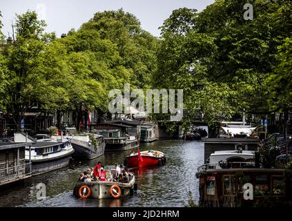 2022-06-17 13:39:13 AMSTERDAM - Pleasure boating on the canals of Amsterdam. To escape the heat to some extent, the water is sought out en masse. ANP REMKO DE WAAL netherlands out - belgium out Stock Photo