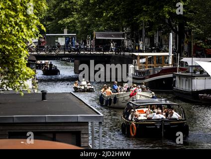 2022-06-17 13:37:50 AMSTERDAM - Pleasure boating on the canals of Amsterdam. To escape the heat to some extent, the water is sought out en masse. ANP REMKO DE WAAL netherlands out - belgium out Stock Photo