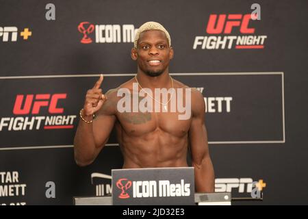 AUSTIN, TX, AUSTIN, TX, USA. 17th June, 2022. AUSTIN, TX - JUNE 17: Phil Hawes steps on the scale for the official weigh-in at Moody Center for UFC Fight Night - Kattar vs Emmett on June 17, 2022 in AUSTIN, TX, United States. (Credit Image: © Louis Grasse/PX Imagens via ZUMA Press Wire) Stock Photo