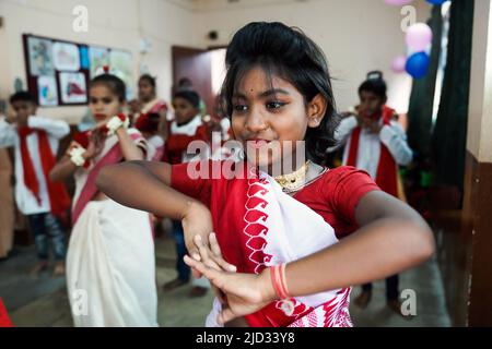 Dance group Girls of an Indian dance group in traditional dresses, Kolkata, India Stock Photo
