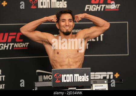 AUSTIN, TX, AUSTIN, TX, USA. 17th June, 2022. AUSTIN, TX - JUNE 17: Adrian Yanaz steps on the scale for the official weigh-in at Moody Center for UFC Fight Night - Kattar vs Emmett on June 17, 2022 in AUSTIN, TX, United States. (Credit Image: © Louis Grasse/PX Imagens via ZUMA Press Wire) Stock Photo