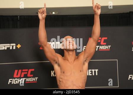 AUSTIN, TX, AUSTIN, TX, USA. 17th June, 2022. AUSTIN, TX - JUNE 17: Gregory Rodrigues steps on the scale for the official weigh-in at Moody Center for UFC Fight Night - Kattar vs Emmett on June 17, 2022 in AUSTIN, TX, United States. (Credit Image: © Louis Grasse/PX Imagens via ZUMA Press Wire) Stock Photo