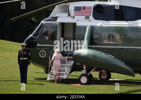 First Lady Jill Biden boards Marine One on the South Lawn of the White House in Washington, DC on June 17, 2022. The Bidens are spending the weekend in Rehoboth Beach, Delaware. (Photo by Oliver Contreras/SIPA USA) Stock Photo