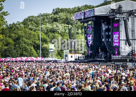 Landgraaf, Belgium. 17th June, 2022. 2022-06-17 17:21:41 LANDGRAAF - Festival-goers during the first day of the Pinkpop music festival. ANP MARCEL VAN HOORN netherlands out - belgium out Credit: ANP/Alamy Live News Stock Photo