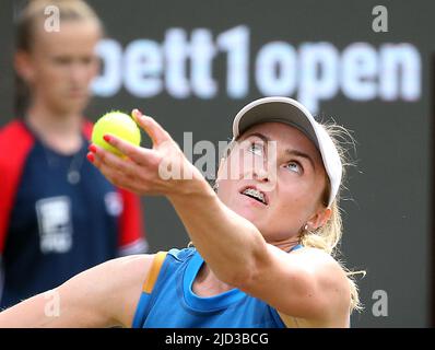 Berlin, Germany. 17th June, 2022. Tennis, WTA Tour, quarterfinals, singles, women, competition, Jabeur (Tunisia) - Sasnovich (Russia), Steffi Graf Stadium: Aliaksandra Sasnovich serves the ball. Credit: Wolfgang Kumm/dpa/Alamy Live News Stock Photo