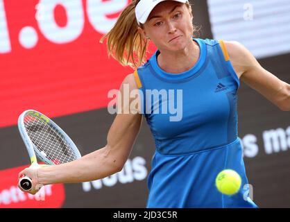 Berlin, Germany. 17th June, 2022. Tennis, WTA Tour, quarterfinals, singles, women, competition, Jabeur (Tunisia) - Sasnovich (Russia), Steffi Graf Stadium: Aliaksandra Sasnovich plays a forehand. Credit: Wolfgang Kumm/dpa/Alamy Live News Stock Photo