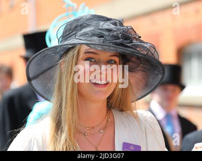 Ascot, UK. 17th June, 2022. The fashion conscious ladies are dressed for the occasion and display latest millinery creations. Credit: Uwe Deffner/Alamy Live News Stock Photo