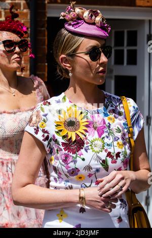 Ascot, UK. 17th June, 2022. Racegoers arrive at Royal Ascot on Day 4. This year's event is the first with full attendance since 2019 and its customary dress code has been relaxed in view of high temperatures expected for much of the event. Credit: Mark Kerrison/Alamy Live News Stock Photo