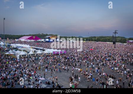 Landgraaf, Netherlands. 17th June, 2022. 2022-06-17 21:46:50 LANDGRAAF - Festival-goers during the first day of the Pinkpop music festival. ANP MARCEL VAN HOORN netherlands out - belgium out Credit: ANP/Alamy Live News Stock Photo