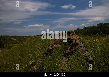 Barracks Marines with Alpha Company and Guard Company conducted M240B machine gun fire and subsequent squad support live-fire at Marine Corps Base Quantico, Va., June 15, 2022. The range consisted of training with the M240B machine gun, while suppressing fire and denying the enemy from establishing firing positions for their fire support assets. The training hones the Marines capabilities as a squad that is capable of responding to a potential crisis or contingency. (U.S. Marine Corps photo by Cpl. Mark Morales) Stock Photo
