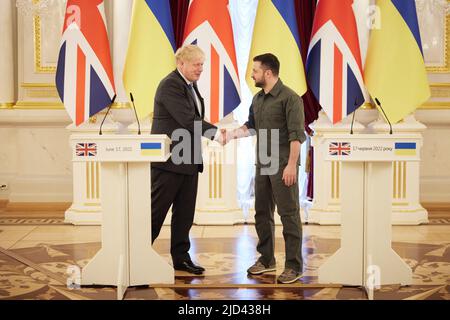 Kyiv, Ukraine. 17th June, 2022. British Prime Minister BORIS JOHNSON, left, meets with Ukrainian President VOLODYMYR ZELENSKYY, right. The prime minister met President Volodymyr Zelensky during a surprise trip to the nation's capital Kyiv. (Credit Image: © Ukraine Presidency/ZUMA Press Wire Service) Credit: ZUMA Press, Inc./Alamy Live News Stock Photo