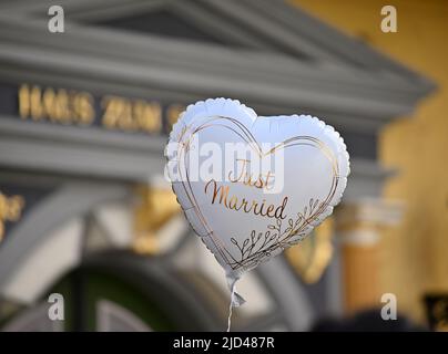 Erfurt, Germany. 17th June, 2022. A balloon in the shape of a heart with the imprint 'Just Married' in front of the portal of the 'Haus zum Sonneborn' from the 16th century. It is the wedding house and registry office of Erfurt. Many registry offices in Thuringia offer unusual locations for wedding ceremonies. However, the clear majority of couples opt for a civil wedding ceremony on the premises of the registry office, according to a survey conducted by the German Press Agency. Credit: Martin Schutt/dpa/Alamy Live News Stock Photo
