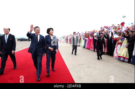 Sep 20, 2018-Pyeongyang, North Korea-South Korean President Moon Jae-in and First lady Kim Jung Sook head to baekdu mountain for leaving Pyeongyang at Sunan Airport in Pyeongyang, North Korea. South Korean President Moon Jae-in and North Korean leader Kim Jong-un embarked on a rare trip Thursday to the summit of Mount Paekdu in an event designed to enhance their personal ties and also highlight the success of their bilateral summit in Pyongyang. / JOINT PRESS CORP PHOTO Stock Photo