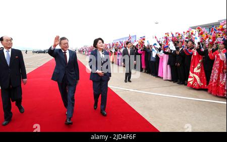 Sep 20, 2018-Pyeongyang, North Korea-South Korean President Moon Jae-in and First lady Kim Jung Sook head to baekdu mountain for leaving Pyeongyang at Sunan Airport in Pyeongyang, North Korea. South Korean President Moon Jae-in and North Korean leader Kim Jong-un embarked on a rare trip Thursday to the summit of Mount Paekdu in an event designed to enhance their personal ties and also highlight the success of their bilateral summit in Pyongyang. / JOINT PRESS CORP PHOTO Stock Photo