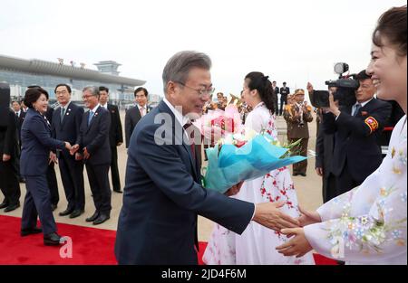 Sep 20, 2018-Pyeongyang, North Korea-South Korean President Moon Jae-in and First lady Kim Jung Sook head to baekdu mountain for leaving Pyeongyang at Sunan Airport in Pyeongyang, North Korea. South Korean President Moon Jae-in and North Korean leader Kim Jong-un embarked on a rare trip Thursday to the summit of Mount Paekdu in an event designed to enhance their personal ties and also highlight the success of their bilateral summit in Pyongyang. / JOINT PRESS CORP PHOTO Stock Photo