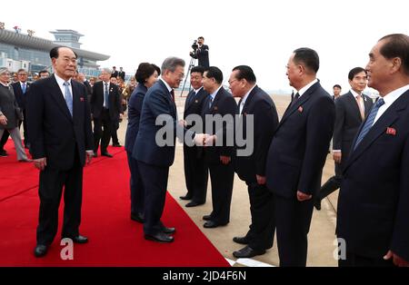 Sep 20, 2018-Pyeongyang, North Korea-South Korean President Moon Jae-in and First lady Kim Jung Sook head to baekdu mountain for leaving Pyeongyang at Sunan Airport in Pyeongyang, North Korea. South Korean President Moon Jae-in and North Korean leader Kim Jong-un embarked on a rare trip Thursday to the summit of Mount Paekdu in an event designed to enhance their personal ties and also highlight the success of their bilateral summit in Pyongyang. / JOINT PRESS CORP PHOTO Stock Photo