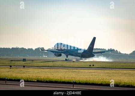 A FedEx Boeing 757 on final approach to Charleston International Airport Stock Photo