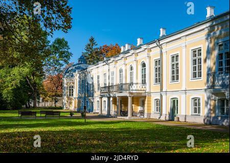 Sunny autumn weather drew tourists and visitors to enjoy the beautiful Vääna Manor, Estonia. Built in the 18th centur. Main building now houses a scho Stock Photo