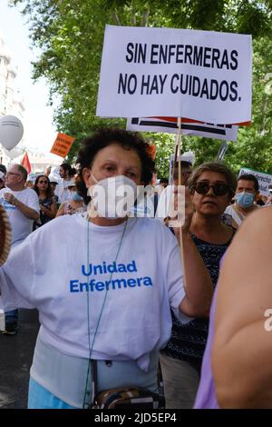 Madrid, Spain. 18th June, 2022. Protester holds a placard that says 'No nurses no care' during a demonstration against the abandonment of public healthcare. Nursing Unit denounces the 'serious neglect' suffered by the healthcare system. (Photo by Atilano Garcia/SOPA Images/Sipa USA) Credit: Sipa USA/Alamy Live News Stock Photo