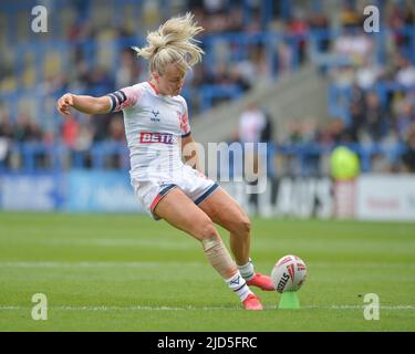 Warrington, England - 18th June 2022 -  Tara Stanley of England kicks goal. Rugby League International England Woman vs France Woman at Halliwell Jones Stadium, Warrington, UK  Dean Williams Credit: Dean Williams/Alamy Live News Stock Photo