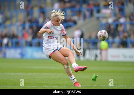 Warrington, England - 18th June 2022 -  Tara Stanley of England kicks goal. Rugby League International England Woman vs France Woman at Halliwell Jones Stadium, Warrington, UK  Dean Williams Credit: Dean Williams/Alamy Live News Stock Photo