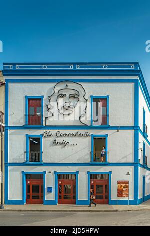 Office building with the face of Ernesto Che Guevara and the text 'Che Comandante Amigo' in Camagüey, Cuba Stock Photo