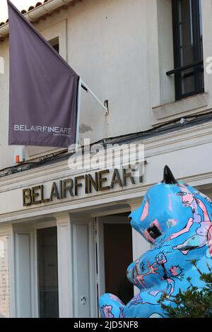 18th June 2022 Saint-Tropez, France Carole A. Feuerman Street Expo Belairfineart Saint-Tropez, France.   Caroline Gauguery Peintures Lavoir Vasserot. Credit Ilona Barna BIPHOTONEWS / Alamy Live News Stock Photo