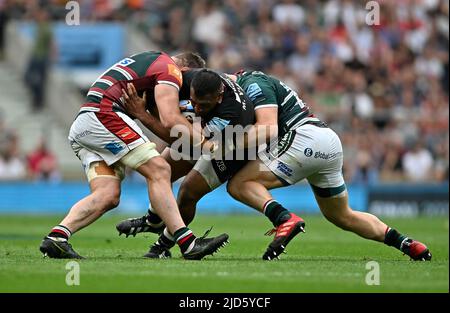 Twickenham, United Kingdom. 18th June, 2022. Gallagher Premiership Rugby final. Leicester V Saracens. Twickenham Stadium. Twickenham . Mako Vunipola (Saracens) is tackled by Calum Green (Leicester, left) and Joe Heyes (Leicester) during the Gallagher Premiership rugby final between Leicester Tigers and Saracens. Credit: Sport In Pictures/Alamy Live News Stock Photo