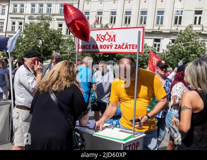 Prague, Illinois, Czech Republic. 18th June, 2022. Pro-communism activists supporting the Communist Party of Bohemia and Moravia stage a rally in Wenceslas Sq., Prague, Czech Republic, on Saturday, June 18, 2022. (Credit Image: © Dominic Gwinn/ZUMA Press Wire) Stock Photo