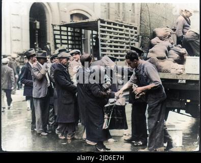 A scene in New York during the depression following the Wall Street Crash in 1929. Essential supplies are handed out to a line of impoverished citzens. Colourised version of : 10096110       Date: 1929 Stock Photo