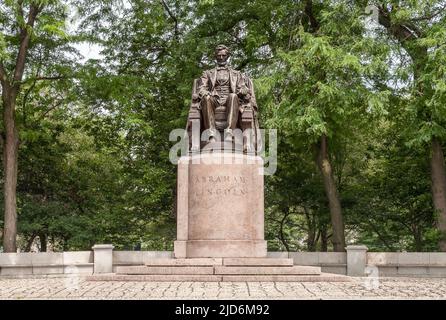 Bronze statue of Abraham Lincoln in Grant Park in Chicago, Illinois, USA Stock Photo