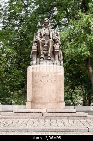 Bronze statue of Abraham Lincoln in Grant Park in Chicago, Illinois, USA Stock Photo