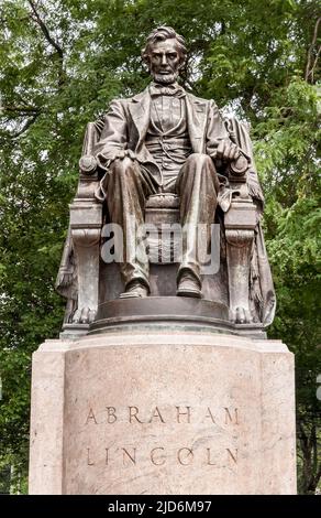 Bronze statue of Abraham Lincoln in Grant Park in Chicago, Illinois, USA Stock Photo