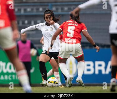 SP - Sao Paulo - 09/02/2023 - SUPERCOPA DO BRASIL FEMININA 2023,  CORINTHIANS X INTERNACIONAL - Gabi Portilho, a Corinthians player, competes  with Eskerdinha, a Internacional player, during a match at the