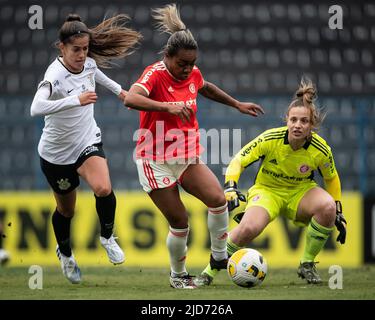 SP - Sao Paulo - 09/02/2023 - SUPERCOPA DO BRASIL FEMININA 2023,  CORINTHIANS X INTERNACIONAL - Gabi Portilho, a Corinthians player, competes  with Eskerdinha, a Internacional player, during a match at the