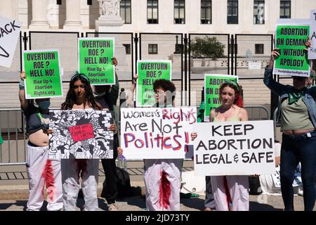 Washington, USA. 18th June, 2022. Abortion rights protesters gather at the Supreme Court to call for the preservation of reproductive rights in Washington, DC on June 18, 2022. (Photo by Matthew Rodier/Sipa USA) Credit: Sipa USA/Alamy Live News Stock Photo