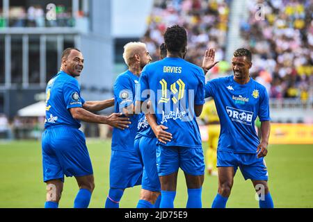 Fort Lauderdale, FL, USA. 18th June 2022. 19 Davies during soccer match The Beautiful Game by R10 and RC3 owned global soccer football icons and Brazilian duo Ronaldinho and Roberto Carlos at DRV Pink Stadium in Florida, USA. Credit: Yaroslav Sabitov/YES Market Media/Alamy Live News. Stock Photo