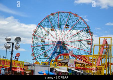 Brooklyn, United States. 18th June, 2022. Wonder Wheel at Coney Island, Brooklyn is seen on June 18, 2022. (Photo by Ryan Rahman/Pacific Press) Credit: Pacific Press Media Production Corp./Alamy Live News Stock Photo