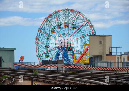 Brooklyn, United States. 18th June, 2022. Wonder Wheel at Coney Island, Brooklyn is seen on June 18, 2022. (Photo by Ryan Rahman/Pacific Press) Credit: Pacific Press Media Production Corp./Alamy Live News Stock Photo